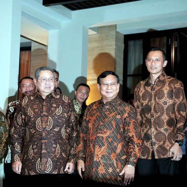 Agus Harimurti Yudhoyono (kanan) mendampingi Ketua Umum Partai Demokrat Susilo Bambang Yudhoyono (kiri) dan Ketua Umum Partai Gerindra Prabowo Subianto seusai pertemuan tertutup di Jakarta, Selasa (24/7).  (Foto: Instagram @mediaahy)