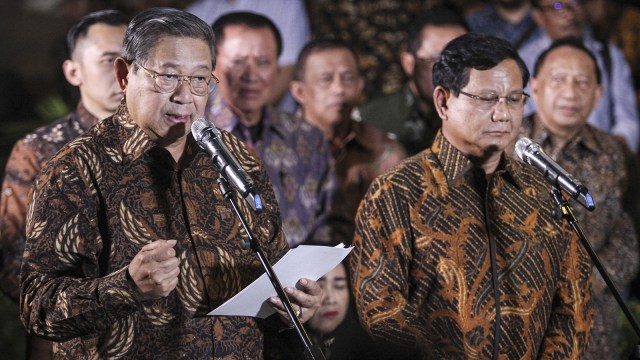 Ketua umum Partai Demokrat, Susilo Bambang Yudhoyono (kiri), bersama Ketua umum Partai Gerindra, Prabowo Subianto, menyampaikan keterangan pers seusai pertemuan tertutup di Jakarta, Selasa (24/7). (Foto: ANTARA FOTO/Dhemas Reviyanto)