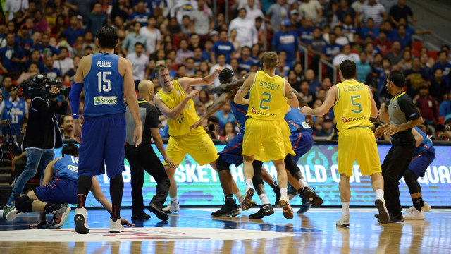 Keributan antarpemain basket Australia dan Filipina. (Foto: TED ALJIBE / AFP)