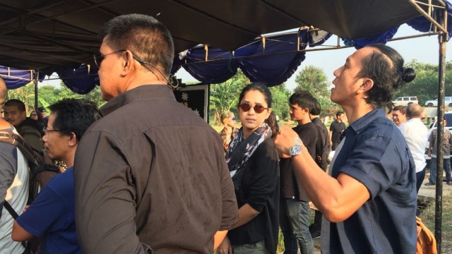 Prisia Nasution di pemakaman Tino Saroengallo (Foto: Giovanni/kumparan)