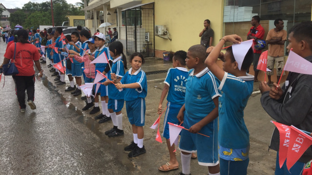 Pelajar menyambut Mendes PDTT saat Kirab Obor Asian Games 2018 di Papua. (Foto: Abdul Latif/kumparan)