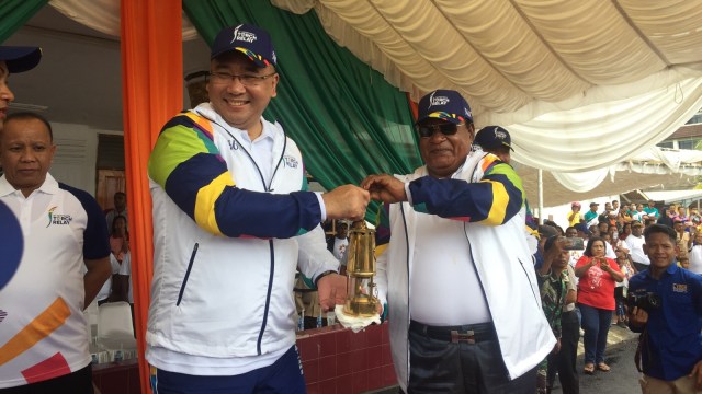 Mendes PDTT melakukan Kirab Obor Asian Games 2018 di Papua. (Foto: Abdul Latif/kumparan)