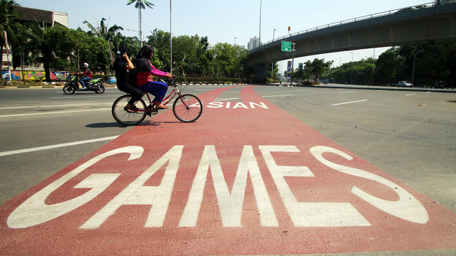 Pengendara sepeda melintasi jalur prioritas kendaraan untuk Asian Games 2018 di Kemayoran, Jakarta, Jumat (27/7). (Foto: ANTARA FOTO/Rivan Awal Lingga)