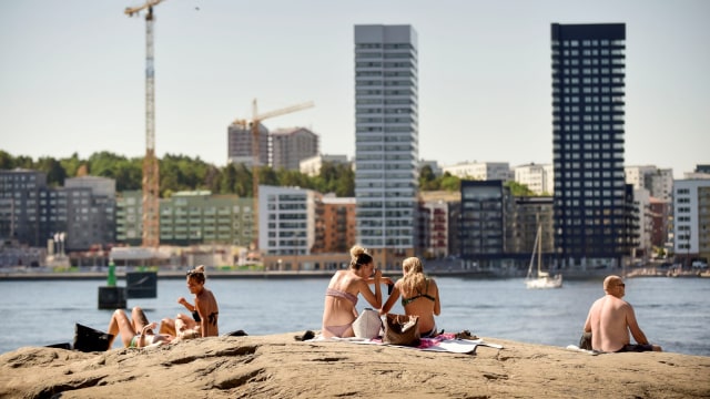 Masyarakat berkumpul bermain di tepi pantai akibat gelombang panas di Stockholm, Swedia. (Foto: TT News Agency / Hossein Salmanzadeh via Reuters)