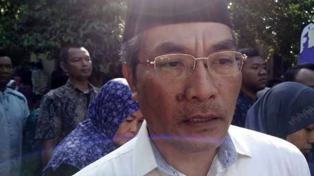 Wakil Bupati Bantul, Abdul Halim Muslih saat ditemui di rumah duka. Foto: Arfiansyah Panji Purnandaru/kumparan  