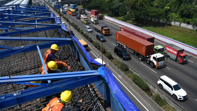 Pekerja menyelesaikan konstruksi jalan tol layang Jakarta-Cikampek (Japek) II di Bekasi, Jawa Barat, Jumat (27/7). (Foto: ANTARA FOTO/Sigid Kurniawan)