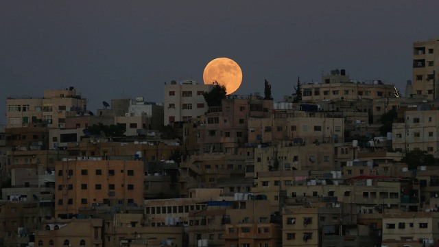 Gerhana Bulan di Yordania (Foto: Muhammad Hamed/Reuters)