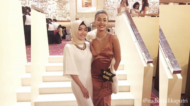 Wanita Dengan Tinggi Dibawah 170 cm Mengikuti Sekolah Model