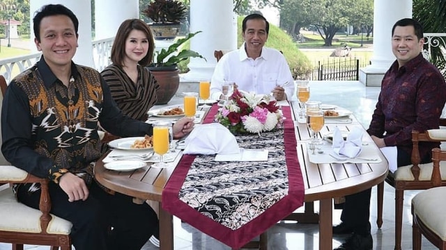 Jokowi Bertemu dengan Ketum PSI Grace Natalie (kiri), Ketum Perindo Harry Tanoe (kanan) dan Ketum PKPI Diaz Hendropriyono (kiri) (28/7). (Foto: Instagram @jokowi)