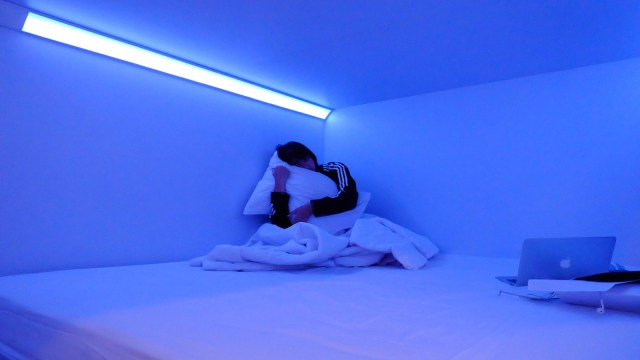 Lampu Kamar di Bobobox Berwarna Biru (Foto: Bella Cynthia / kumparan)