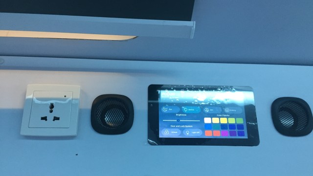 Tablet Untuk Mengatur Lampu dan Pintu di Pod Bobobox (Foto: Bella Cynthia / kumparan)