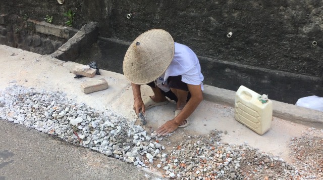 Sarono, tukang pemecah batu. (Foto: Fachrizal H./kumparan)