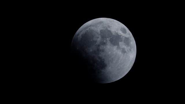 Gerhana bulan total terlihat dari Lebanon. (Foto: AFP/JOSEPH EID)