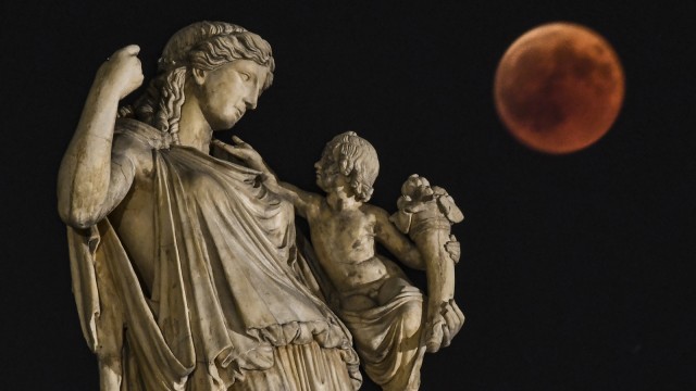 Gerhana bulan total terlihat dari Yunani. (Foto: AFP/Aris MESSINIS)