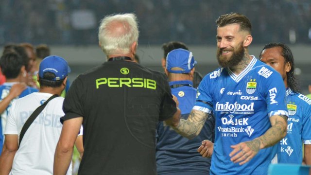 Bek Persib Bandung, Bojan Malisic, bersalaman dengan pelatih Roberto Carlos Mario Gomez. (Foto: Dok. Persib Bandung)