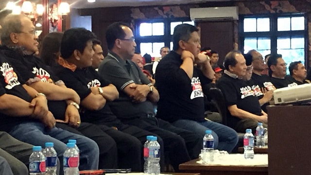 Menhub Budi Karya (tiga dari kiri) dan Sekjen PDIP Hasto Kristiyanto (empat dari kiri) di deklarasi Blusukan JKW, Resto Kuring, SCBD, Jakarta Selatan. (Foto: Reki Febrian/kumparan)