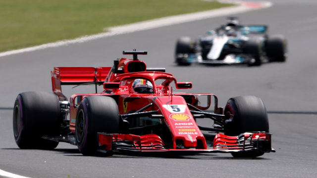 Pebalap Scuderia Ferrari, Sebastian Vettel, menjalani latihan bebas GP Hongaria. (Foto: Bernadett Szabo/Reuters)