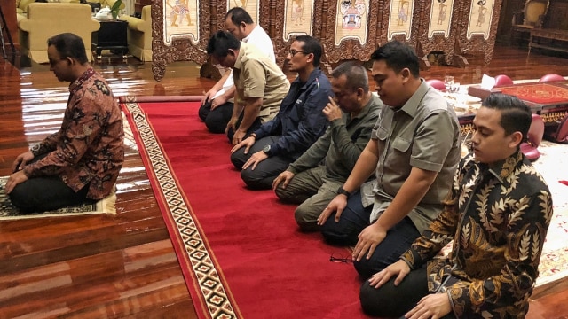 Anies menjadi imam salat Prabowo dan Sandiaga Uno. (Foto: Instagram @rizky_irmansyah)
