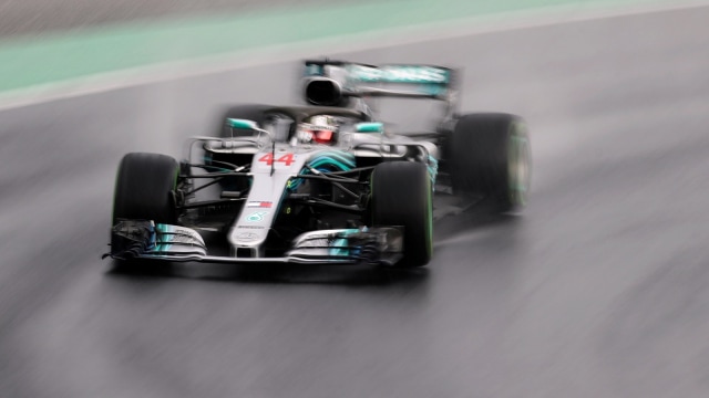 Pebalap Mercedes, Lewis Hamilton, mengarungi babak kualifikasi GP Hongaria. (Foto: Lisi Niesner/Reuters)