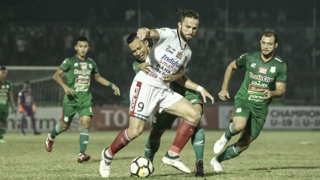 Ilija Spasojevic berusaha melepaskan diri dari pemain PSMS. (Foto: Dok. Bali United)