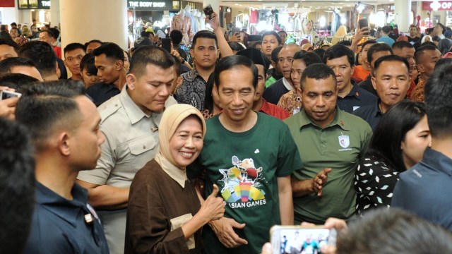 Presiden Joko Widodo menyapa warga Makassar, Sabtu (28/7). (Foto: Biro Pers Setpres)