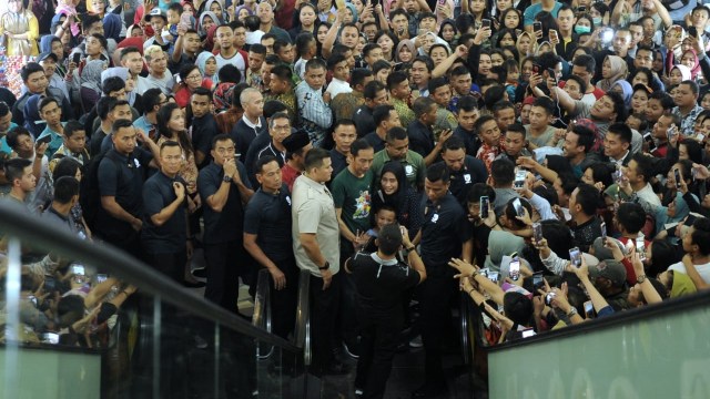Presiden Joko Widodo menyapa warga Makassar, Sabtu (28/7). (Foto: Biro Pers Setpres)