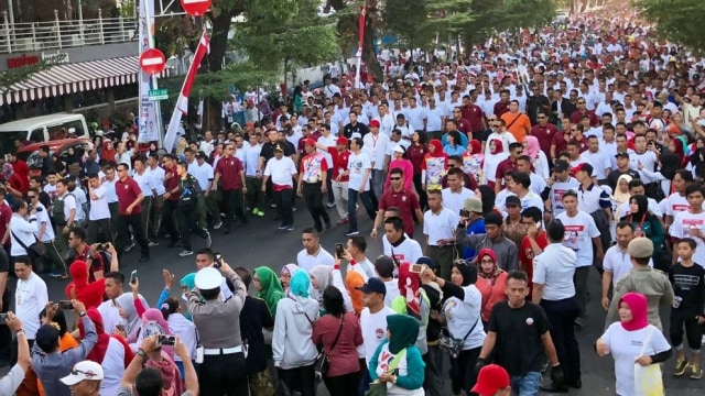 Jokowi dan Iriana ikut jalan sehat di Makassar. (Foto: Dok. Biro Pers Setpres)