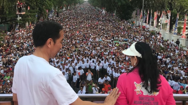 Jokowi dan Iriana ikut jalan sehat di Makassar. (Foto: Dok. Biro Pers Setpres)