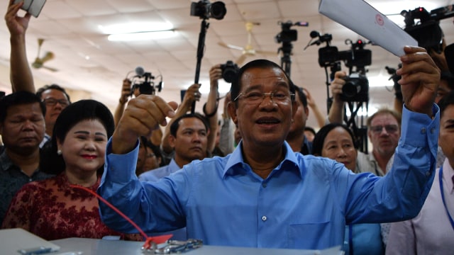 Perdana Menteri Kamboja Hun Sen mengikuti pemilu keenam sejak negaranya merdeka dari perang. (Foto: MANAN VATSYAYANA / AFP)
