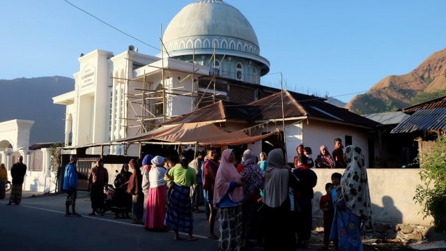 Warga berkumpul di jalan-jalan setelah gempa bumi di Lombok. (Foto: Social Media via REUTERS/Lalu Onank)