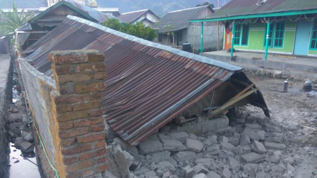 Kerusakan terlihat setelah gempa bumi di Lombok, Indonesia, 29 Juli 2018 (Foto: Social Media via REUTERS/Santri Dpi)