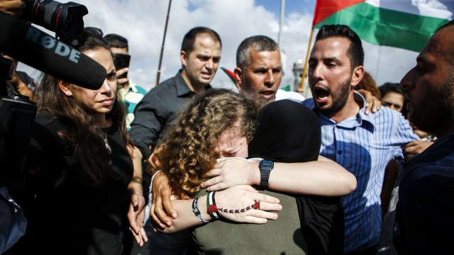 Remaja Palestina yang sempat menampar tentara Israel, Ahed Tamimi, akhirnya bebas dari penjara setelah 8 bulan ditahan. (Foto: Abbas Momani/AFP)