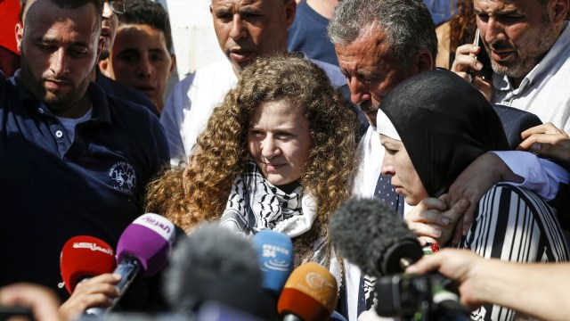 Remaja Palestina yang sempat menampar tentara Israel, Ahed Tamimi, akhirnya bebas dari penjara setelah 8 bulan ditahan. (Foto: Abbas Momani/AFP)