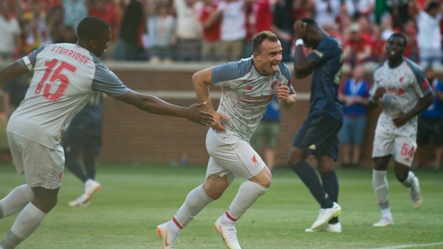 Ekspresi Shaqiri usai cetak gol. (Foto: Cameron Pollack/Reuters)