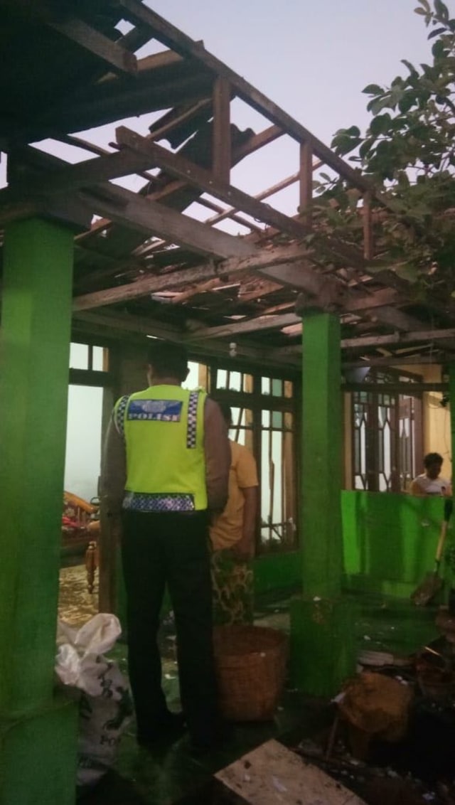 Polisi meninjau lokasi ledakan petasan di Kampung Jrebeng Kedopok, Probolinggo, Minggu (29/7). (Foto: Dok. Istimewa)