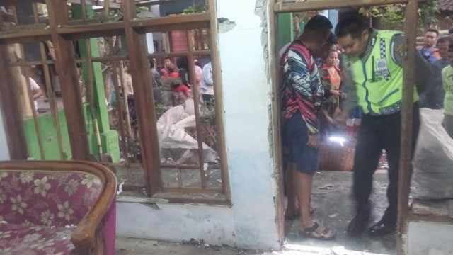 Polisi meninjau lokasi ledakan petasan di Kampung Jrebeng Kedopok, Probolinggo, Minggu (29/7). (Foto: Dok. Istimewa)