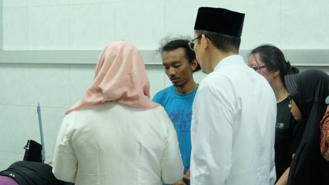 Haziq (berbaju biru), Warga Negara Malaysia korban gempa Lombok Timur bersama TGB Zainul Majdi, RS Soedjono, Minggu (29/7). (Foto: Dok. Istimewa)