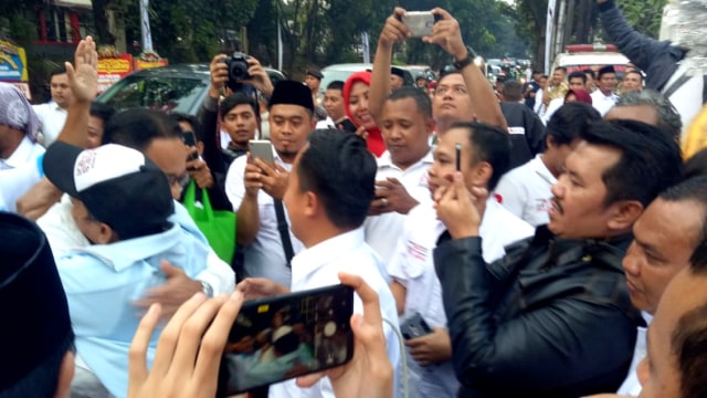 Gubernur Anies Baswedan disambut massa di Sekretariat Rumah Djoeang, Minggu (29/7). (Foto: Fahrian Saleh/kumparan)