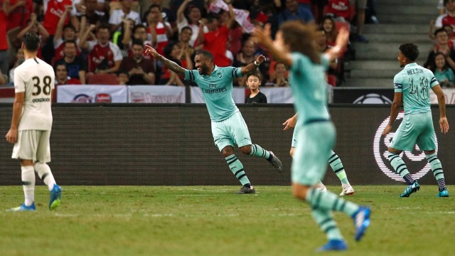 Alexandre Lacazette merayakan gol saat Arsenal mengalahkan PSG. (Foto: Edgar Su/Reuters)