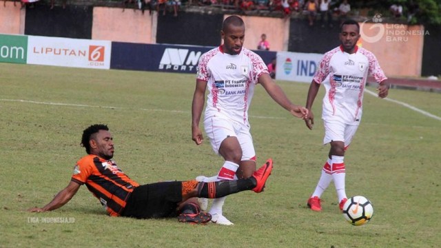 Persipura Jayapura saat menghadapi tuan rumah Perseru Serui di Liga 1. (Foto: Dok. PT LIB)