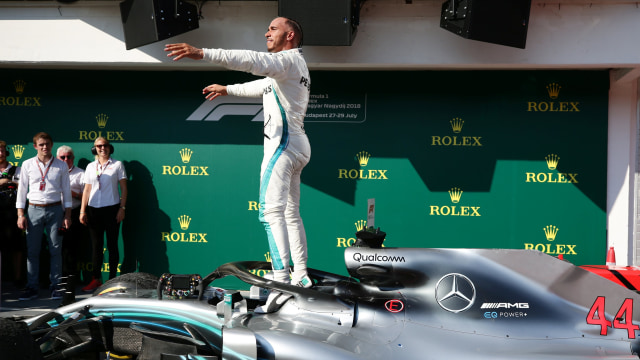 Hamilton rayakan kemenangan di GP Hongaria 2018. (Foto: REUTERS/Lisi Niesner)