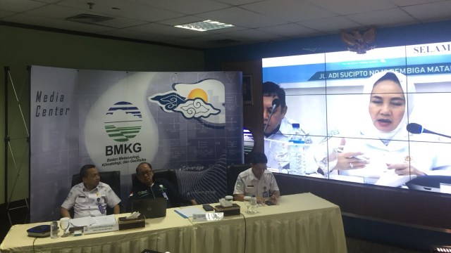 Kepala BMKG, Dwikorita Karnawati, di Mataram memalui teleconference beri penjelasan kondisi terkini gempa NTB. (Foto: Kumparan/ Mirsan Simamora)