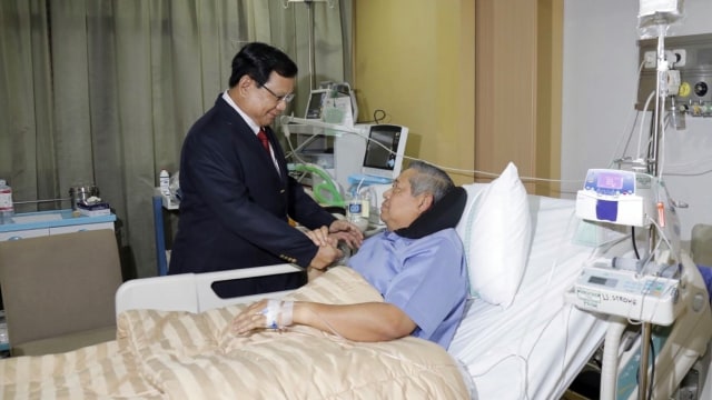 Prabowo saat menjenguk SBY di RSPAD Gatot Soebroto. (Foto: Dok. DPP Partai Demokrat)