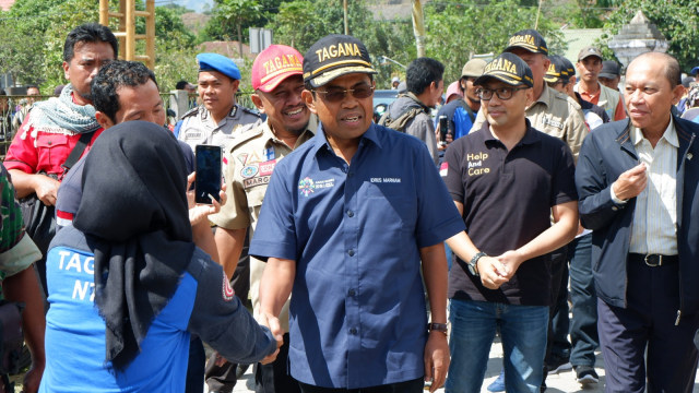 Menteri Sosial Idrus Marham jenguk korban gempa di Sembalun, Lombok Timur. (Foto: Resya Firmansyah/kumparan)