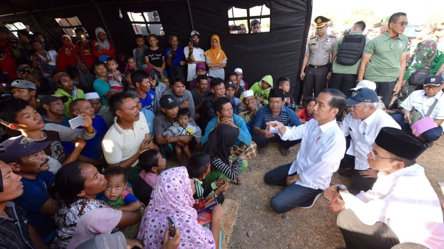 Jokowi dan TGB di Posko Pengungsi Desa Madayin Lombok Timur (Foto: Dok. Biro Pers Setpres/Agus Suparto)