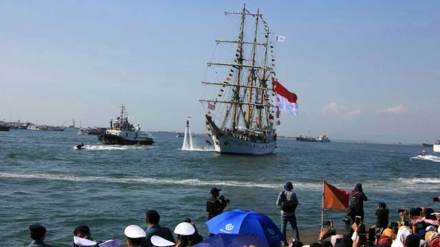 Api Obor Asian Games saat akan berlayar dengan Kapal Dewaruci ke Makassar.
 (Foto: Dok. INASGOC)
