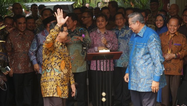 Prabowo Subianto dan SBY usai melakukan pertemuan di Kertanegara, Jakarta, Senin (30/7). (Foto: Irfan Adi Saputra/kumparan)