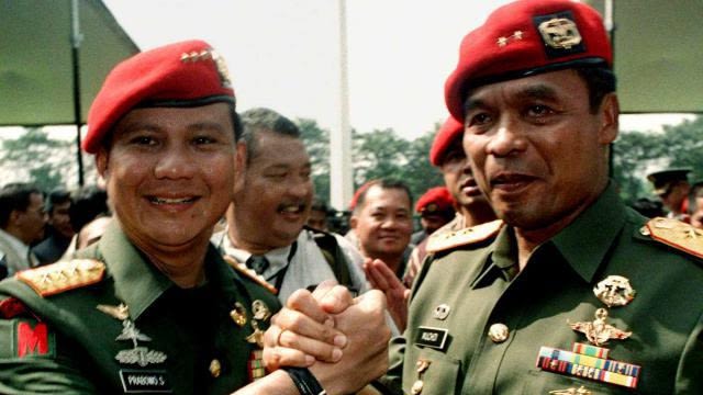 Prabowo Subianto (kiri) saat berkarier sebagai militer Foto: Facebook/Prabowo Subianto