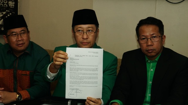 Humphrey Djemat menunjukan surat pengunduran diri Djan Faridz sebagai Ketua Umum PPP versi Mukhtamar Jakarta (Foto: Fitra Andrianto/kumparan)