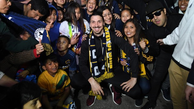 Sambutan kepada Ibrahimovic saat tiba di Los Angeles International Airport. (Foto: Mark Ralston/AFP)